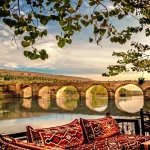 Mardin'in taş sokakları ve Mezopotamya Ovası'na bakan tarihi doku
