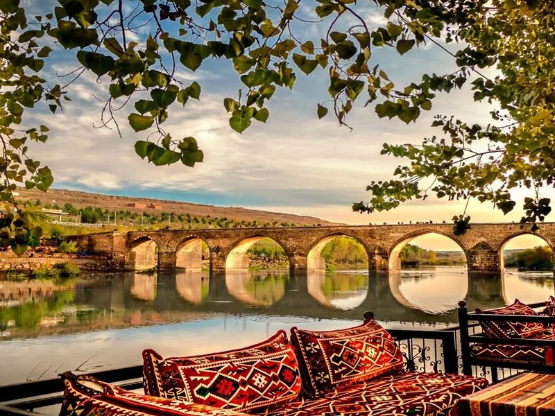 Mardin'in taş sokakları ve Mezopotamya Ovası'na bakan tarihi doku