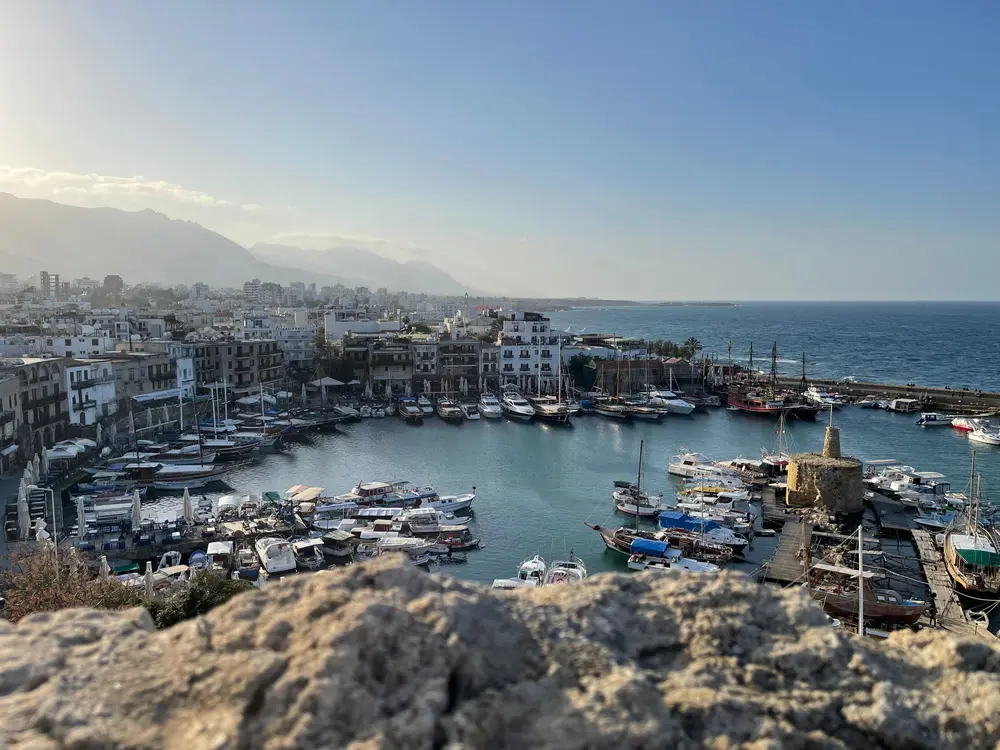 Girne Antik Limanı'nda demirlemiş tekneler ve tarihi kıyı silüeti