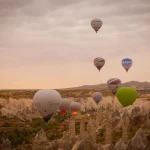Kapadokya'da gün doğumunda gökyüzünü dolduran çok sayıda sıcak hava balonu