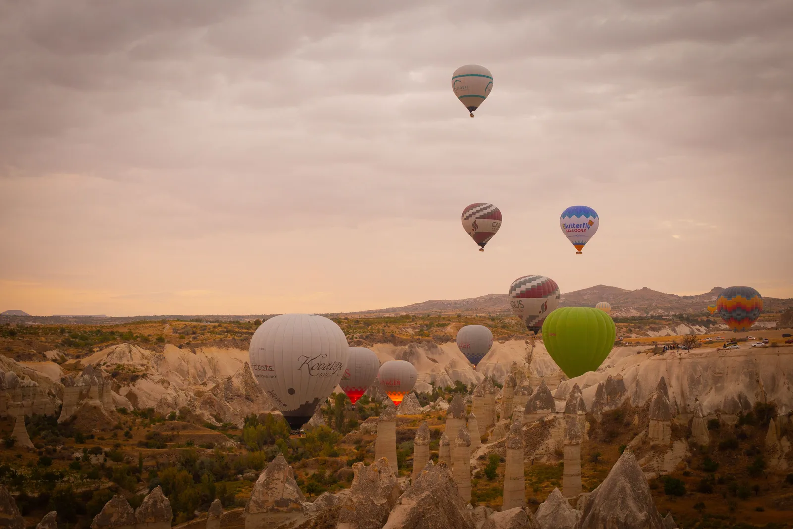 Kapadokya'da gün doğumunda gökyüzünü dolduran çok sayıda sıcak hava balonu