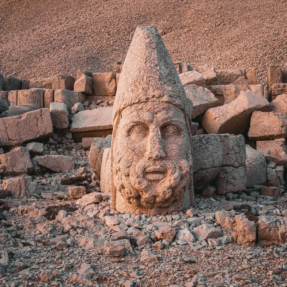 Nemrut Dağı zirvesinde gün batımında dev taş heykel başları