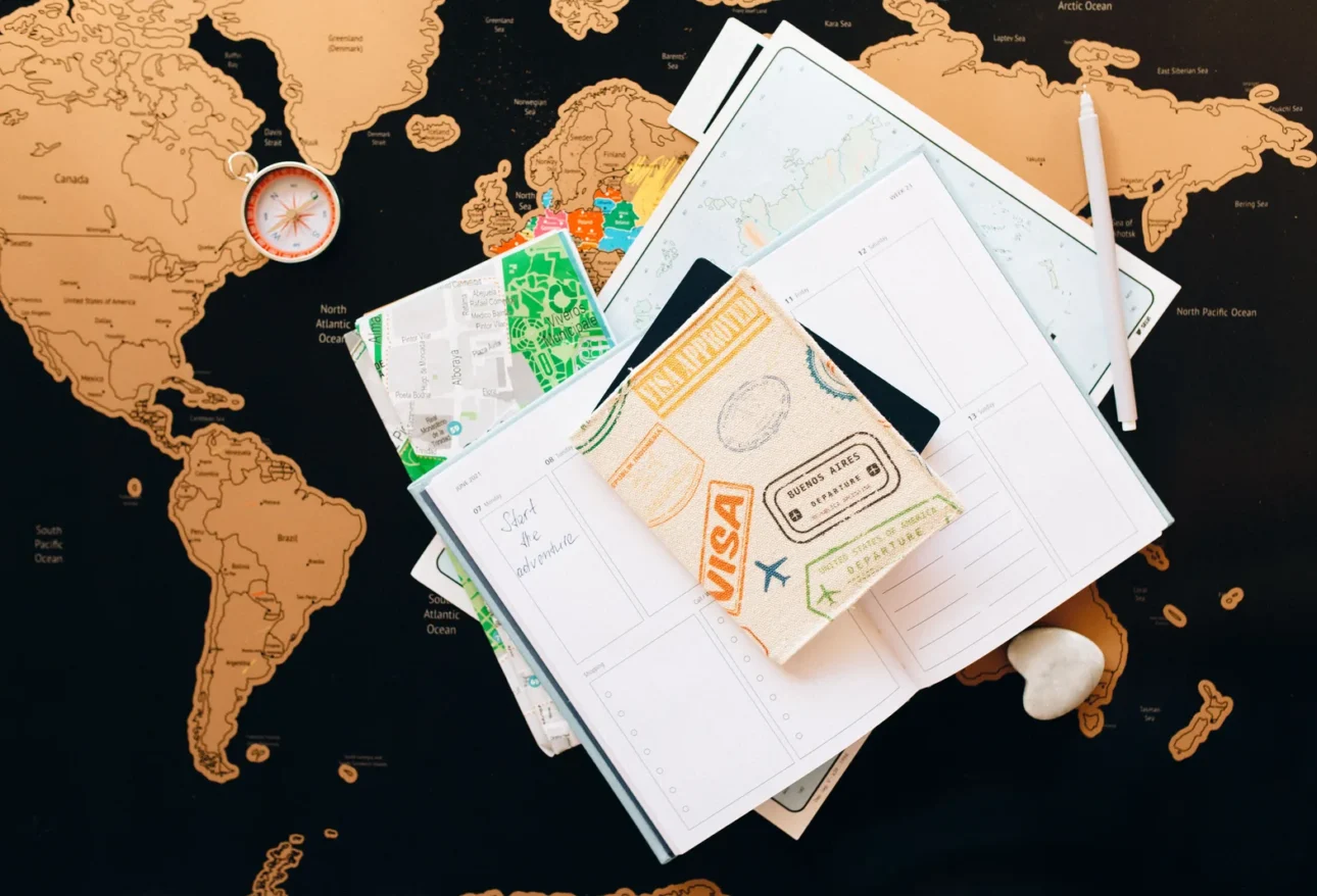 Pasaport, kimlik kartı ve seyahat eşyalarından oluşan flat-lay düzenlemesi