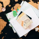 Pasaport, kimlik kartı ve seyahat eşyalarından oluşan flat-lay düzenlemesi
