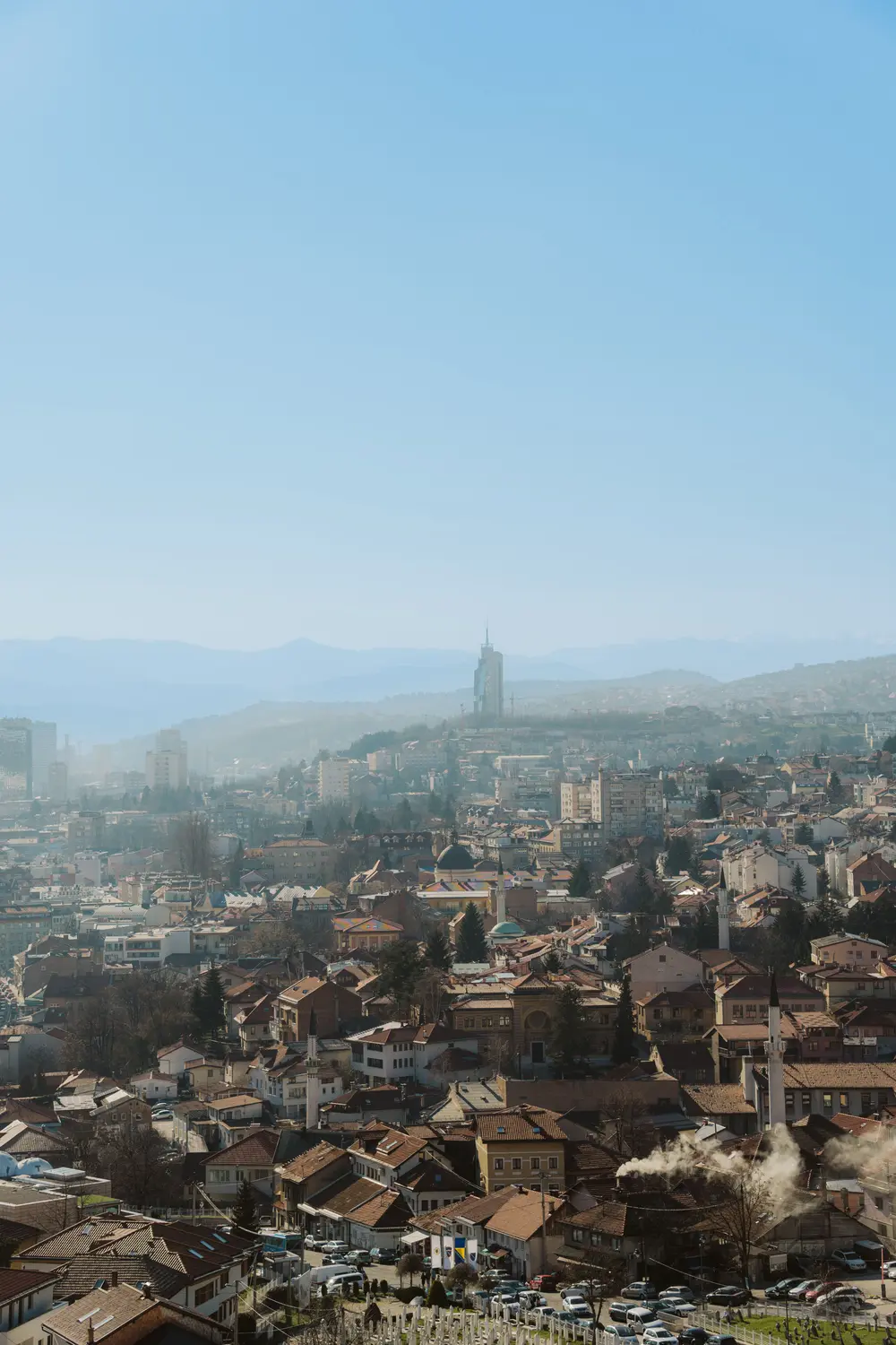 Saraybosna'nın tarihi çarşısı ve şehir manzarası