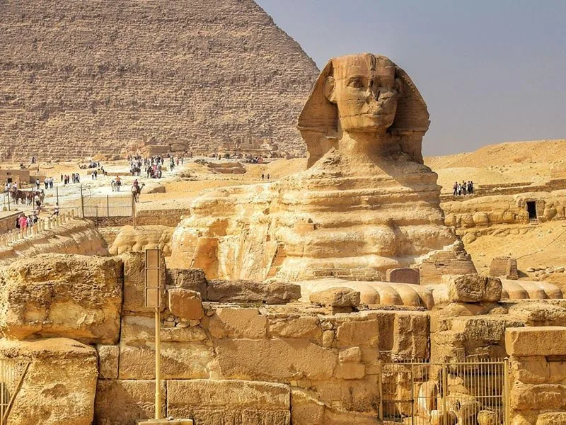 Kahire yakınlarındaki Giza bölgesinde Mısır'ın antik piramit ve anıtları