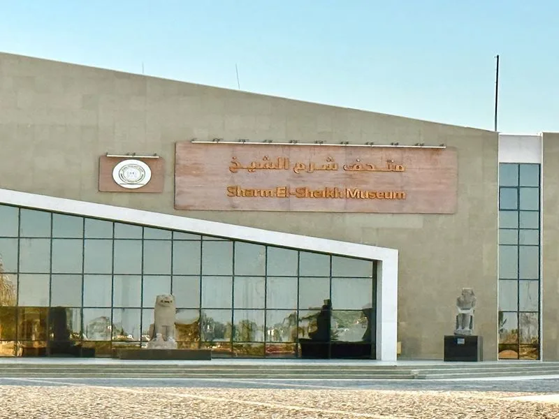 Sharm El Sheikh sahilinde Kızıldeniz'in turkuaz suları
