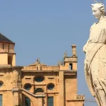 Endülüs turu rotasında Córdoba'daki tarihi katedral ve San Rafael heykeli