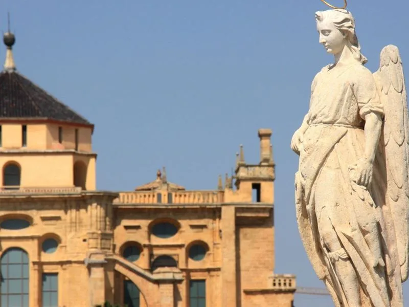 Endülüs turu rotasında Córdoba'daki tarihi katedral ve San Rafael heykeli