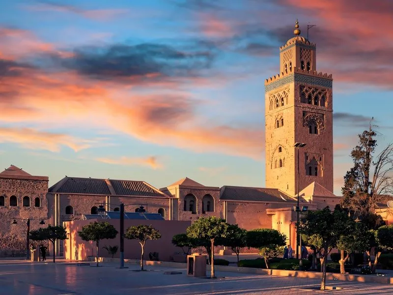 Kazablanka'da Hassan II Camii ve Atlas Okyanusu kıyısı manzarası