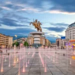 Üsküp Makedonya Meydanı'nda at üstündeki savaşçı heykeli, vizesiz Balkan turu durağı