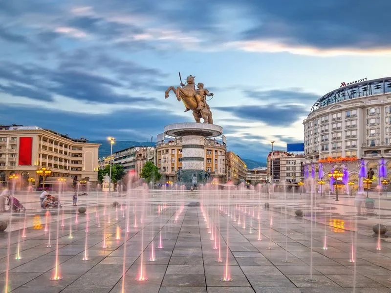 Ankara çıkışlı büyük Balkan turunda uçakla seyahat eden yolcular